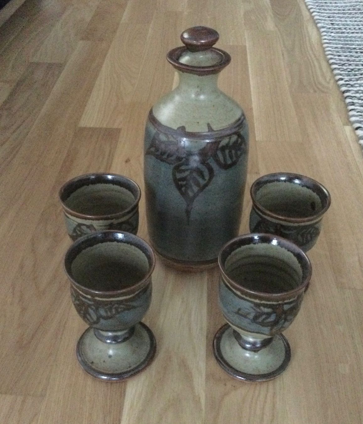 Caraffe: Weinkrug mit 4 Weinkelchen, handgetöpfert – Usato da Steffisburg venduto da Maratsch