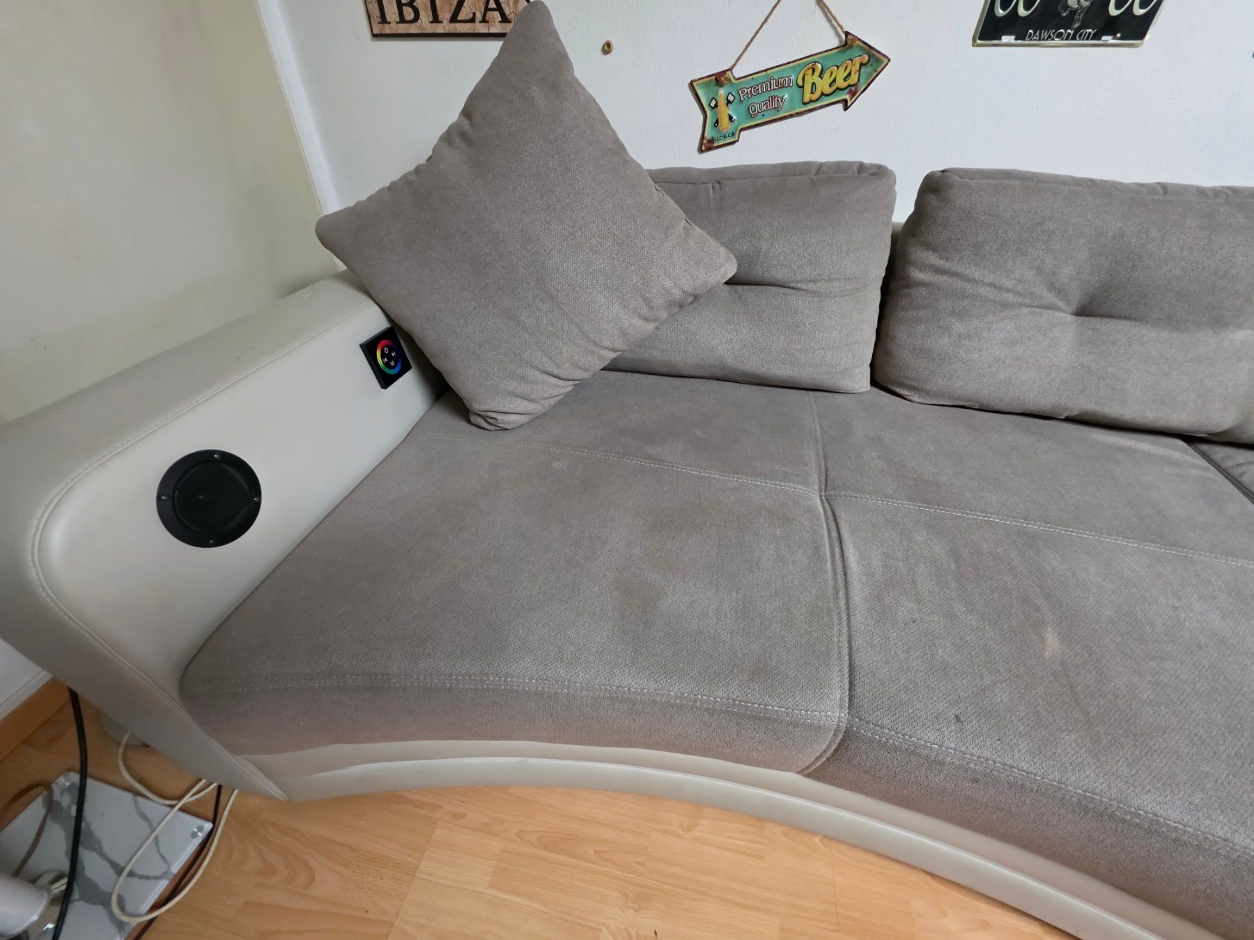 Sofas: Moderne Eckcouch mit Bluetooth, Lautsprechern & LED-Licht – Gebraucht aus Uster von Swisss2020 1