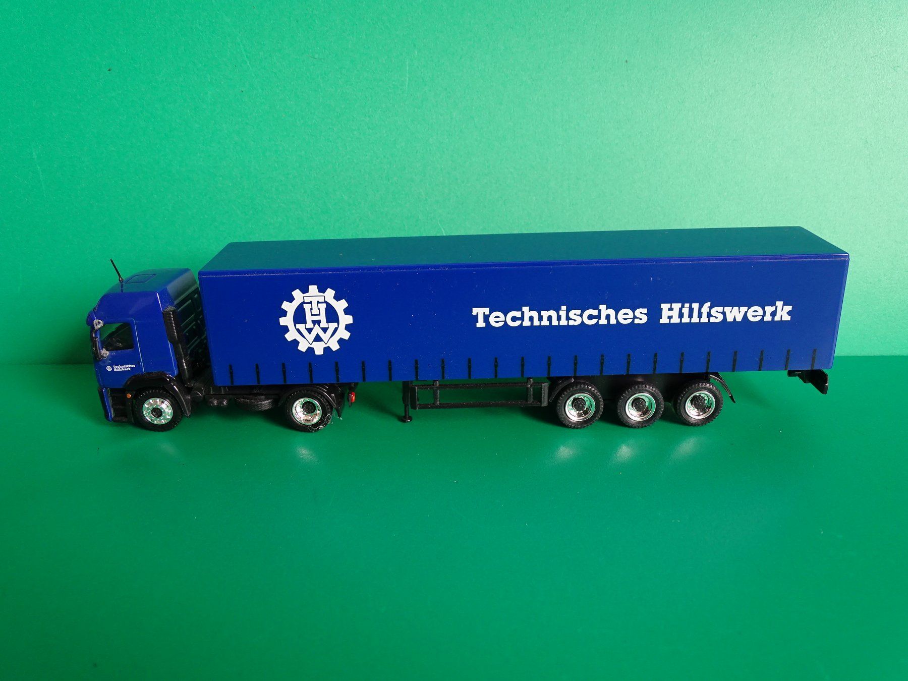 Schuco Modellini d'auto: THW LKW von Schuco 1/87 – Usato da Bretzwil venduto da Meex 2