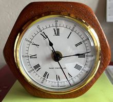 Kunstvolle Wand und Tischuhr