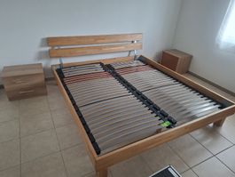 Holzbettrahmen mit Lattenrost und Nachttisch  180x200cm