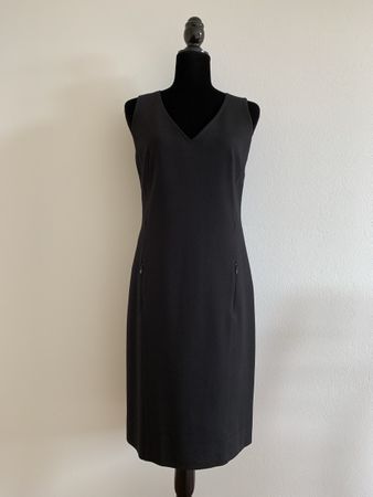 AKRIS: Elegantes schwarzes Kleid mit V-Ausschnitt, 38