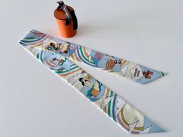 Superbe twilly HERMES-Paris "Carrés Volants”, 100% soie +box