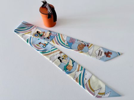Superbe twilly HERMES-Paris "Carrés Volants”, 100% soie +box