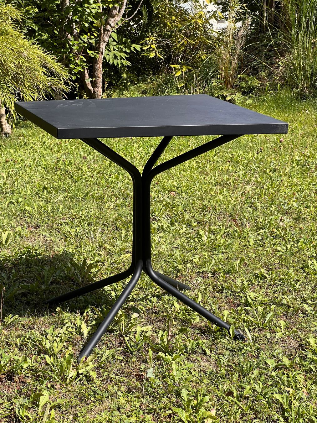 Schaffner Tische: Outdoor Schaffner Table Black Square Metal Base Used – Gebraucht aus Winterthur von Maxie02