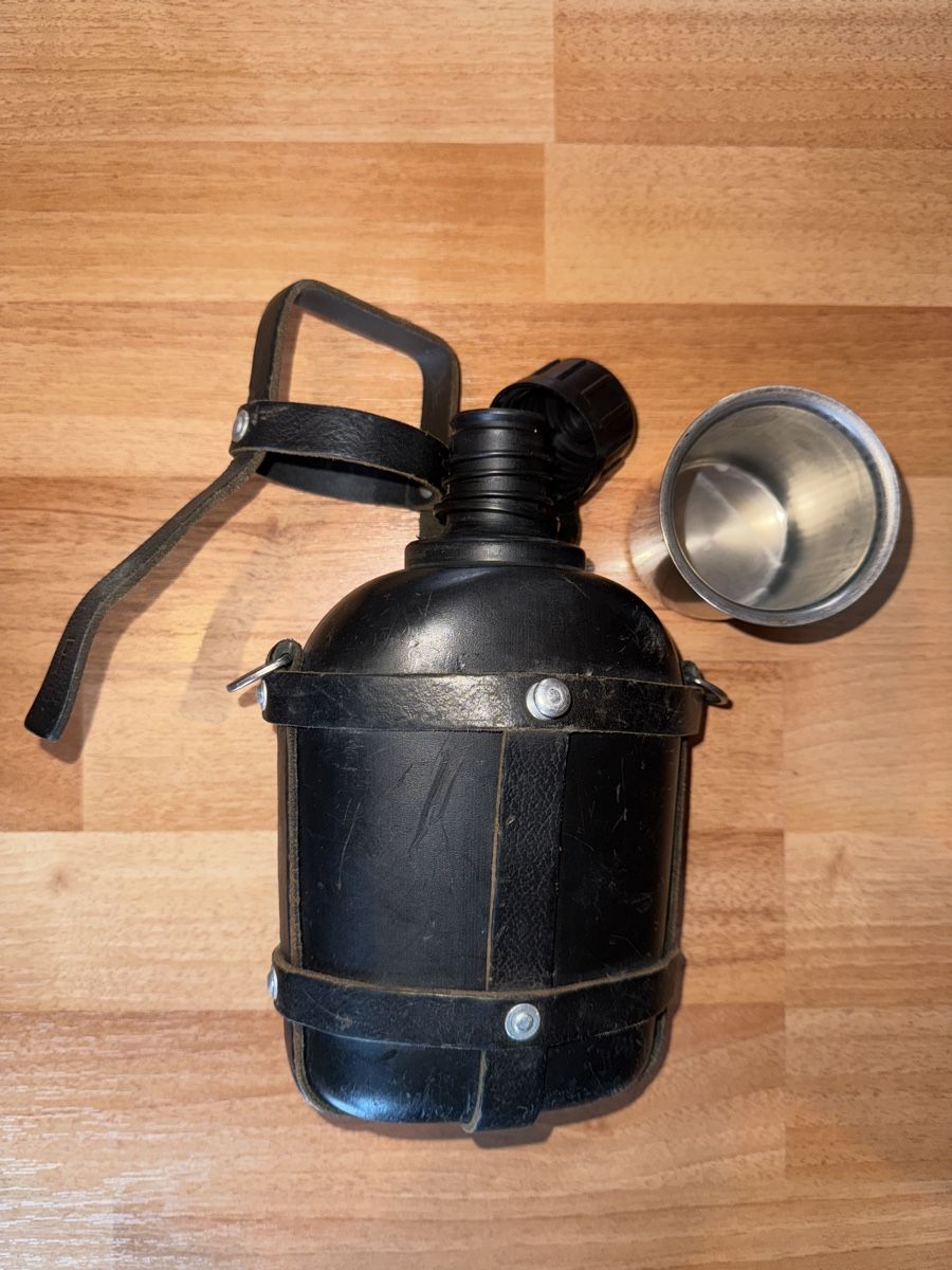 Ausrüstung & Ersatzteile: Militär Feldflasche mit Lederbezug & Becher – Gebraucht aus Heiden von fam_797q 3