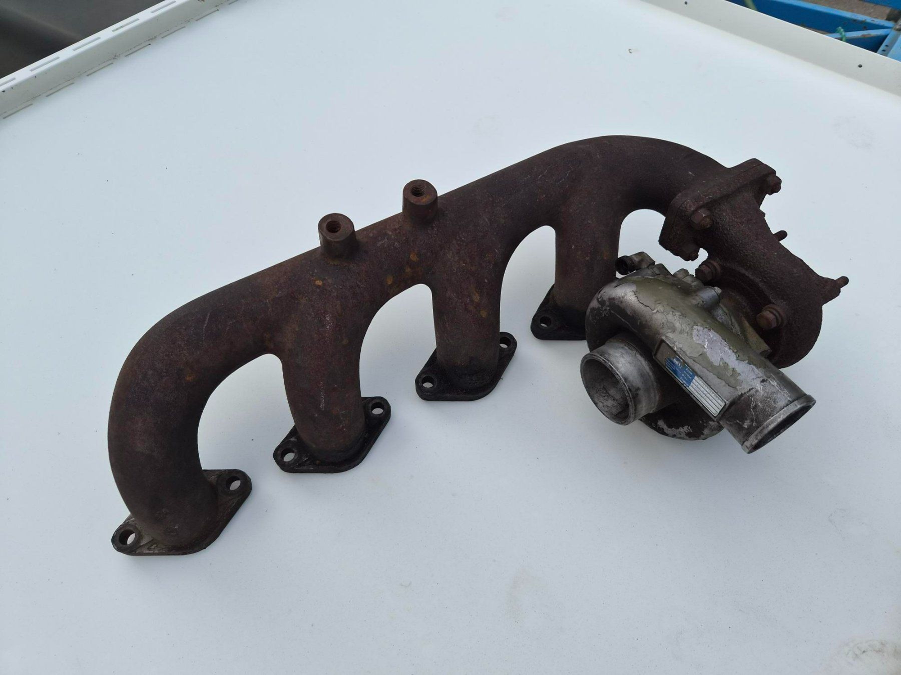Hürlimann Trattori: Hürlimann Oldtimer Traktor Auspuffkollektor mit Turbo – Difettoso da Dürnten venduto da Bachtel84