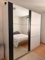  Kleiderschrank mit Schiebetüren + Spiegel 