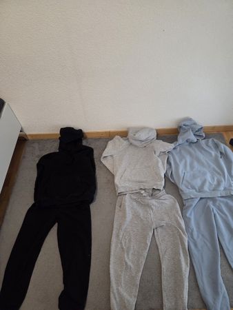 3 Trainingsanzüge Hoodies Hosen Grösse 164/174  gebraucht.