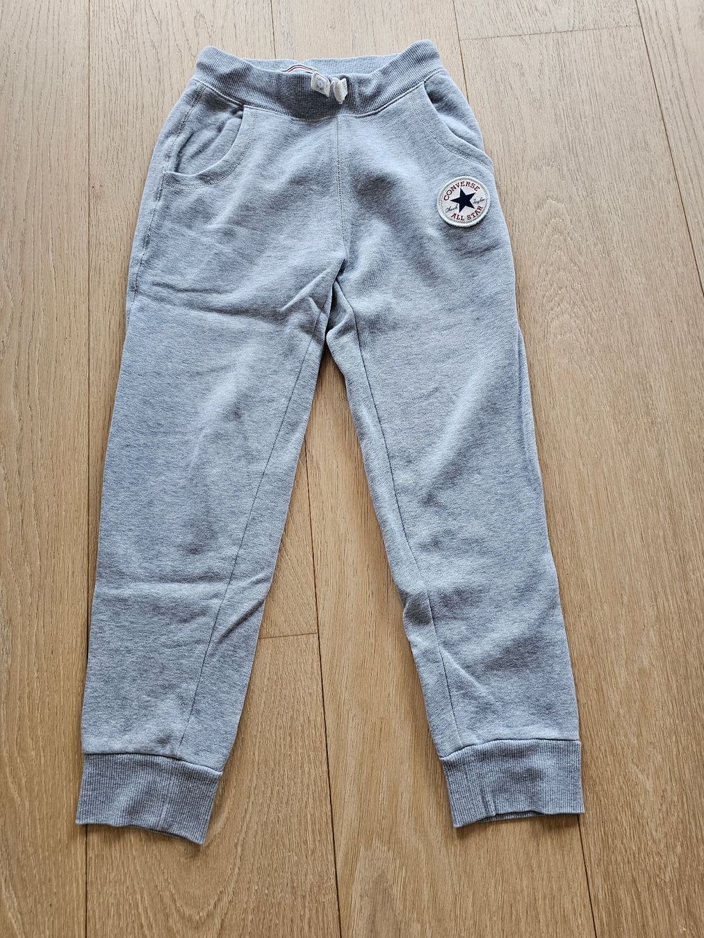 Converse Pantaloni: Converse Trainerhose Gr. 140 - 152 - neuwertig – Usato da Thalwil venduto da Beckhaem 1