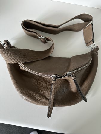 Trendige Umhängetasche aus Leder in Taupe - Herbst Must-Have