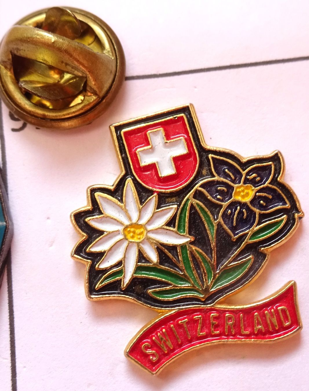 Placchette & Badge: Pin SWIZERLAND  Enzian Edelweiss – Usato da Utzenstorf venduto da BUtter81