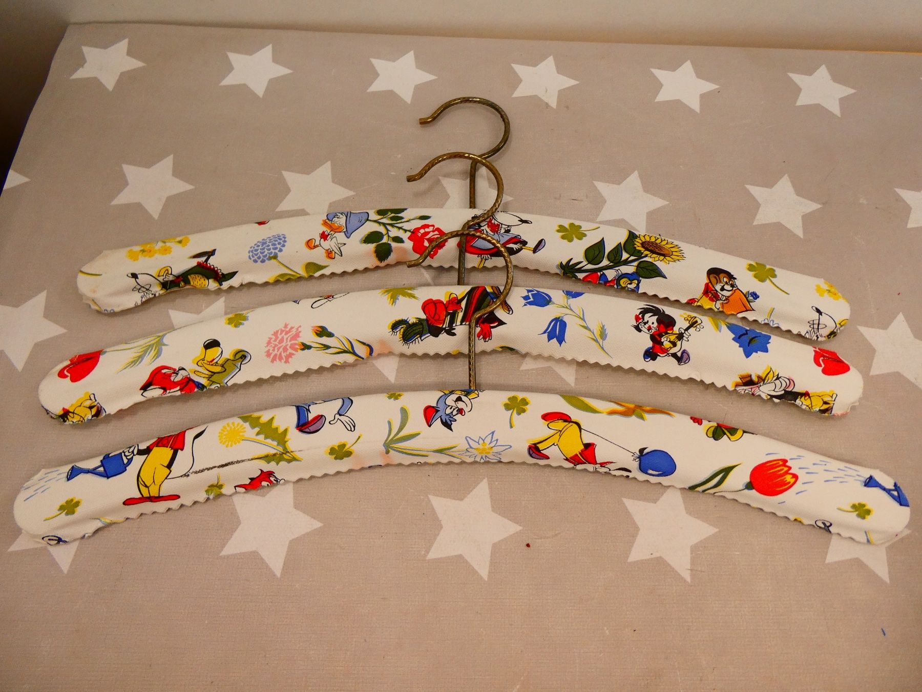 Appendiabiti: 3 Vintage Retro Kinderkleiderbügel – Usato da Rafz venduto da Powacaddy