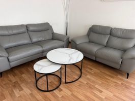 2er und 3er Sofa graues Leder inkl. 2 Beistelltische