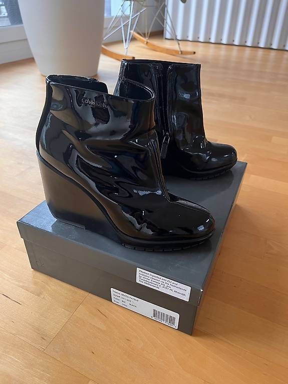 Damenschuhe: CK Wedge Stiefeletten schwarz lack – Gebraucht aus Züberwangen von biene_83