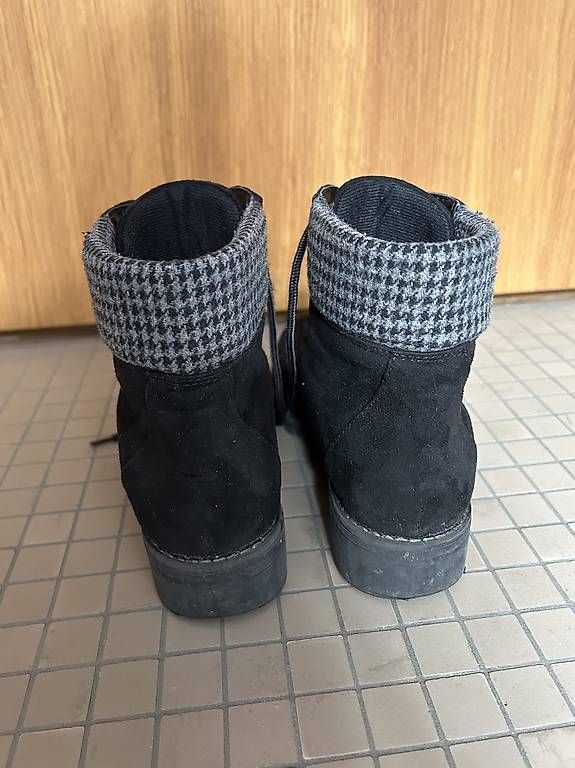 Damenschuhe: schwarze Stiefel – Gebraucht aus Gais von T_iziana 3