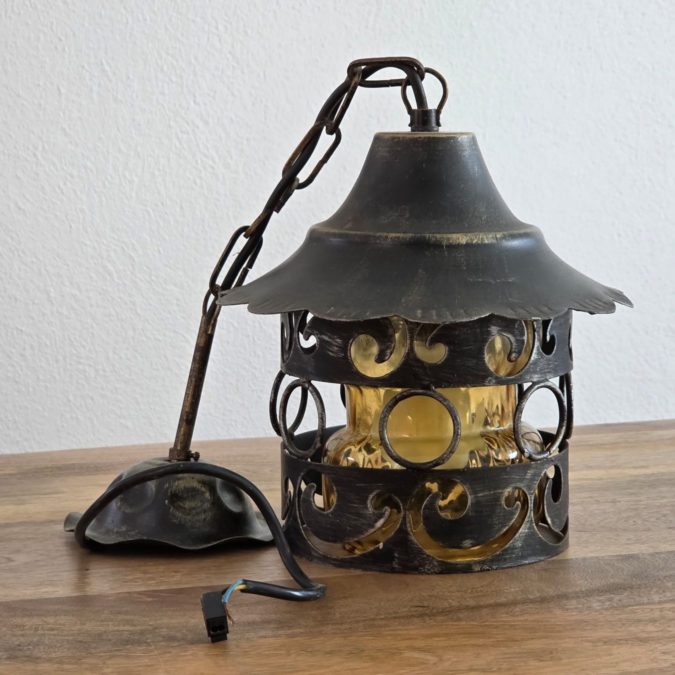 Kronleuchter & Deckenlampen: Hängeleuchte mit Bernstein Glas und Metallgehäuse – Gebraucht aus Rheinsulz von Dred