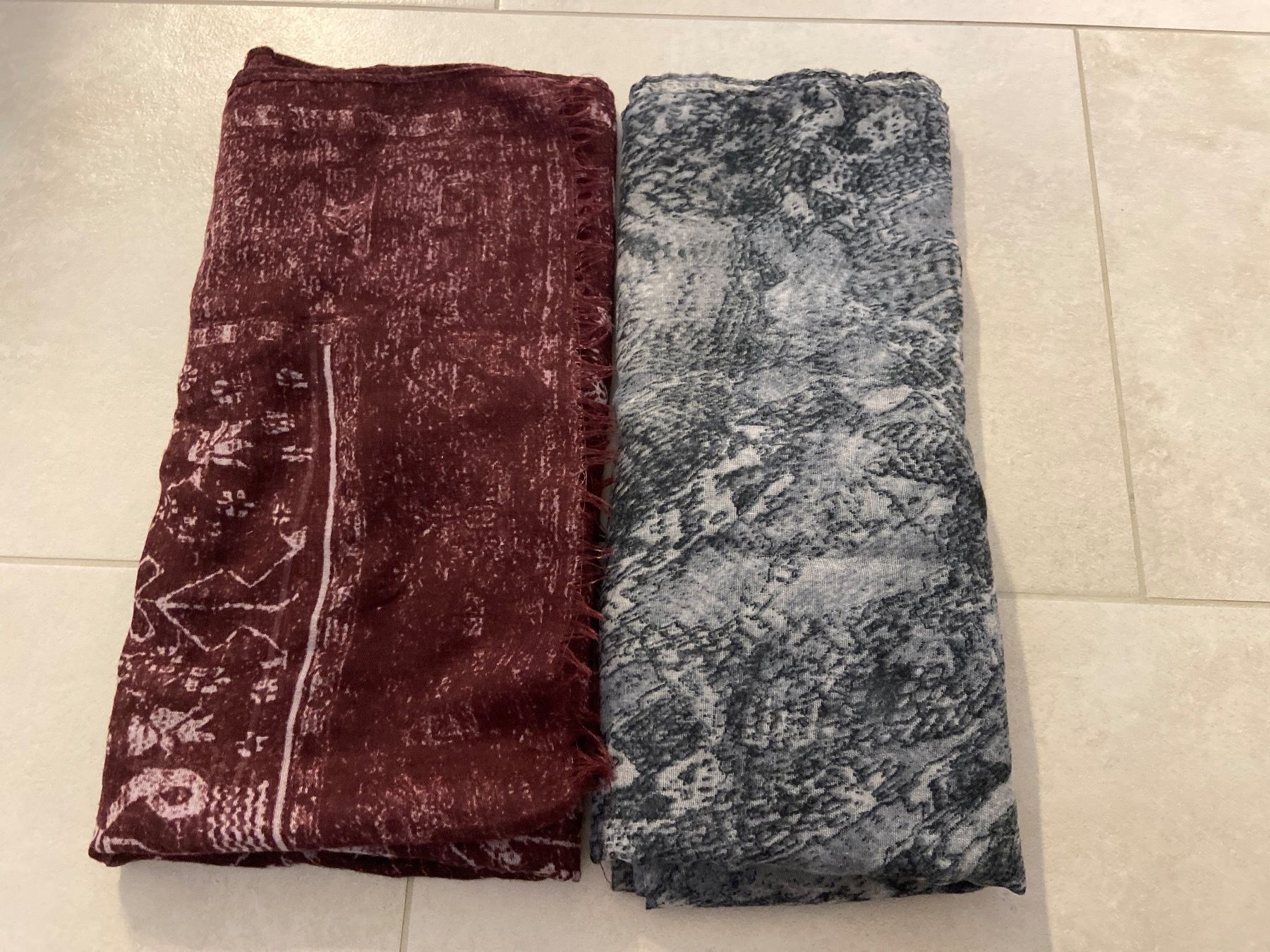 Foulards, Tücher & Schals: 2 Damen Schals / Tücher violett / blau – Gebraucht aus Zug von Hehe