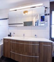 Meuble de salle de bain avec miroir et lavabo intégré