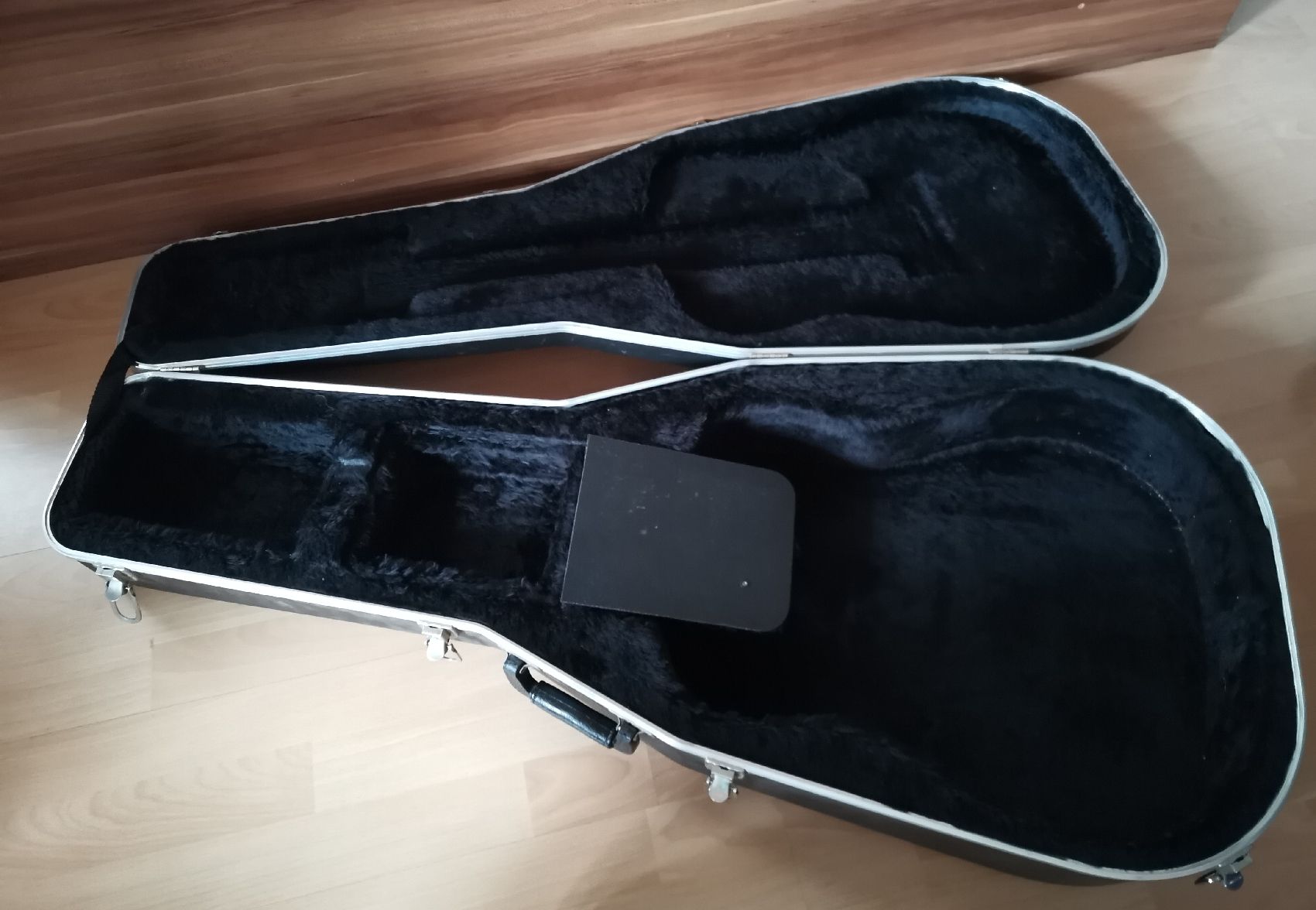 Valigie: Gitarrenkoffer mit kleinen Mängeln – Usato da Bottighofen venduto da andax 1
