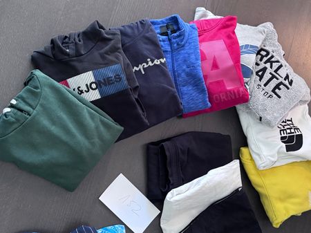 Kleiderset ca 152, viele Pullis, kurze Hosen, Badehosen