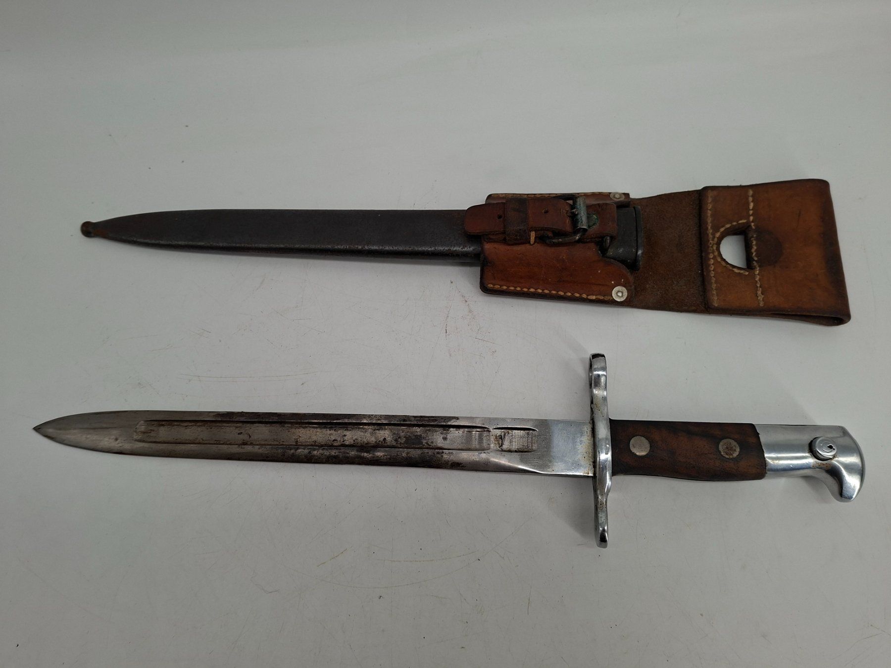 Schweizer Armee Stichwaffen: Bajonett mit Scheide Nummer 369061 Ledergriff – Gebraucht aus Erlach von silvia3235 5