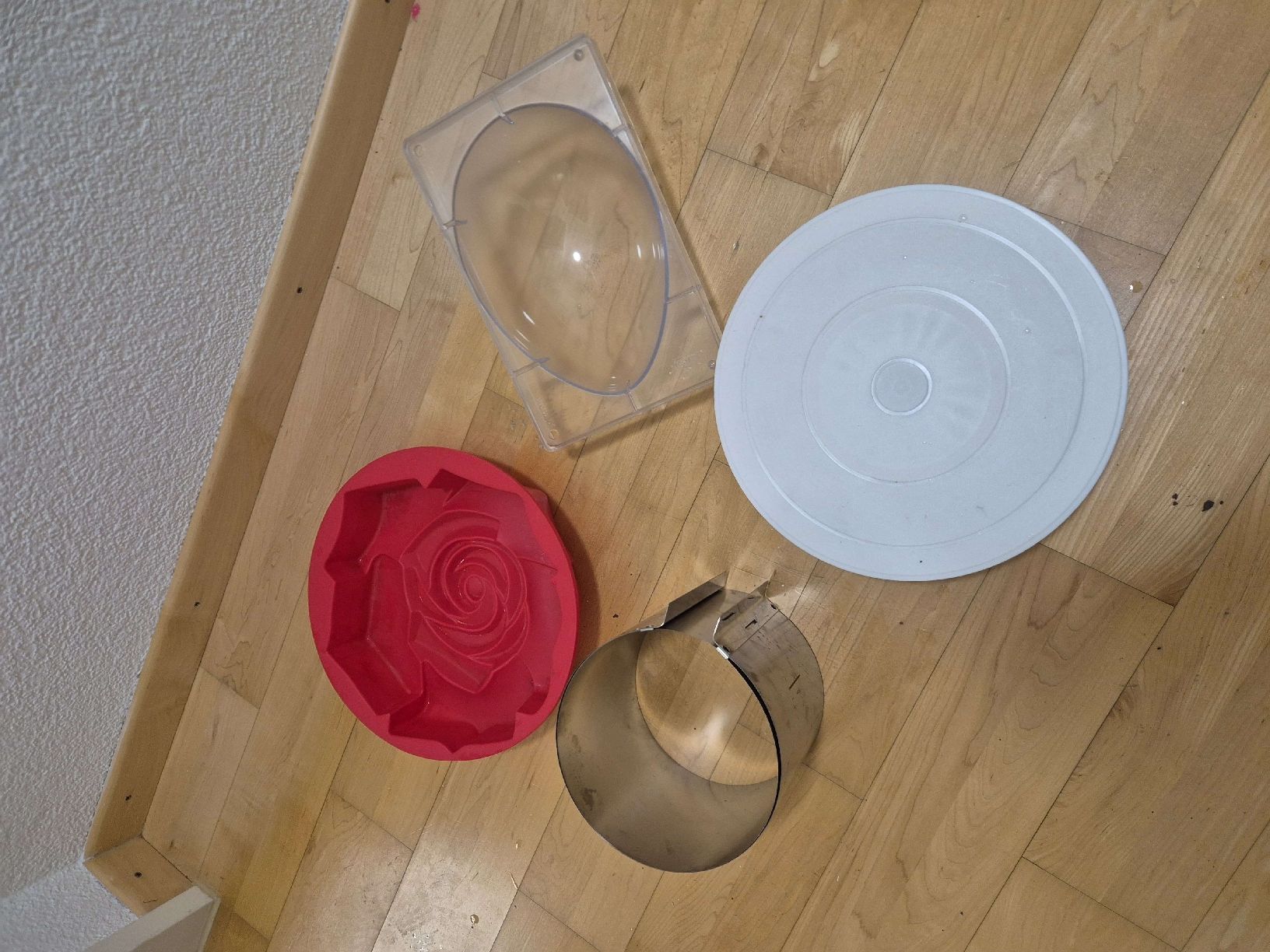 Teglie da forno: Backzubehör-Set: Drehscheibe, Rose, Eiform & Tortenring – Usato da Winterthur venduto da hannesgehring