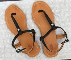Neue UGG schwarze Zehenstegsandale, Modell „Madeena“
