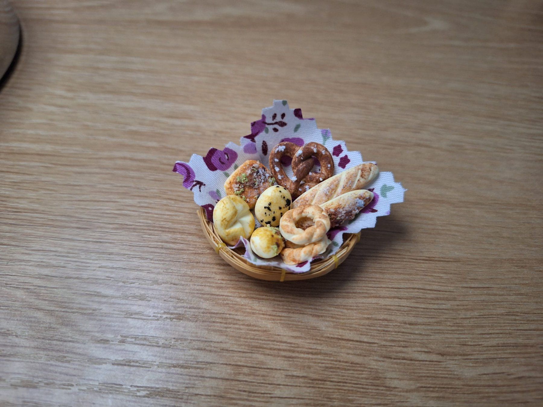 Maisons & Meubles de poupées: Korb mit Handmade Brötli – Neuf (Voir description) à Zürich par HandmadeTinyFood 2