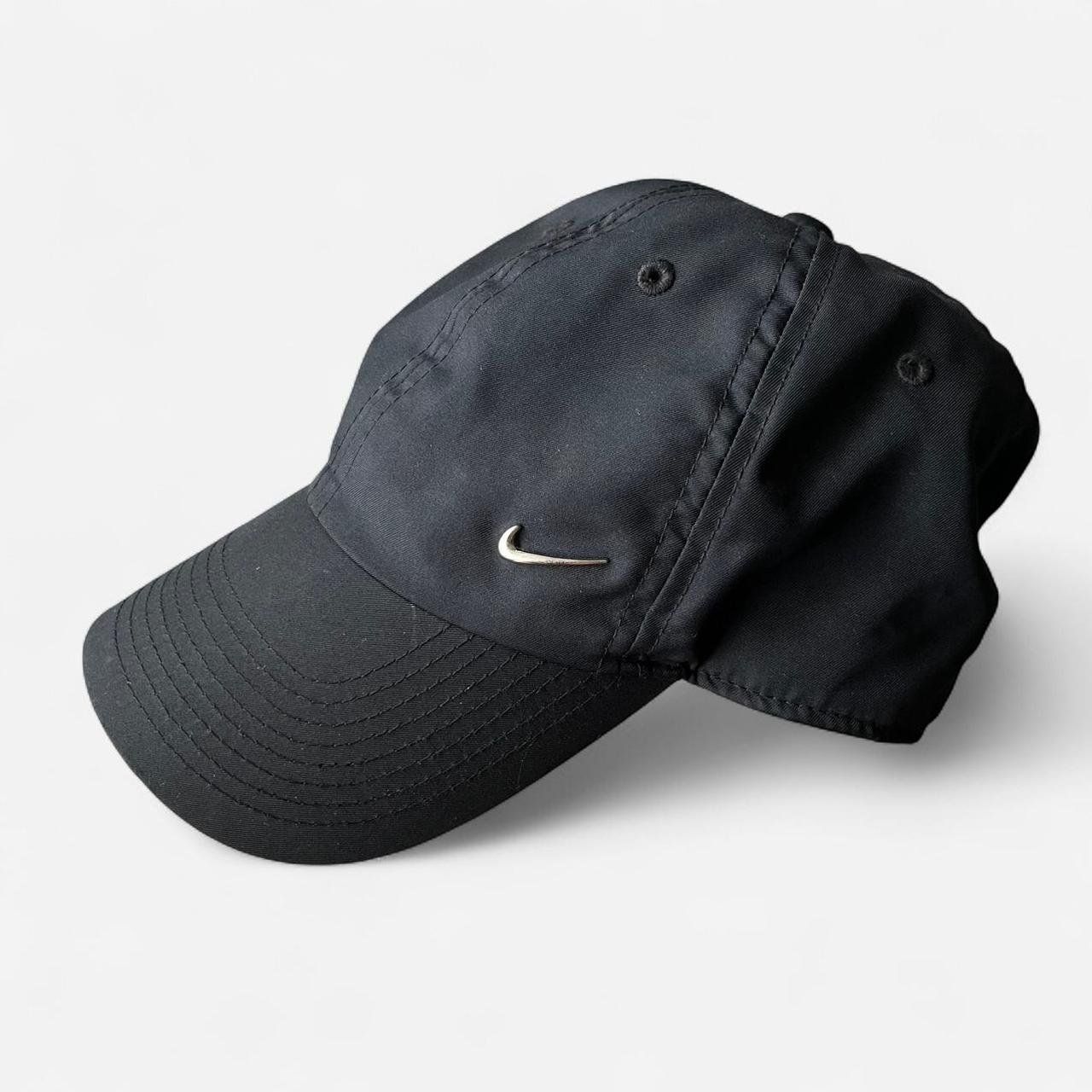 Nike Hüte, Mützen & Caps: Nike Cap schwarz mit Metall-Logo – Gebraucht aus Sion von mol_9tmp