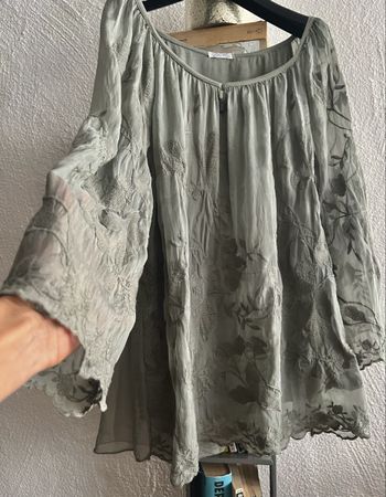 Seidenmix verspielte Bluse bestickt Salbeigrün 