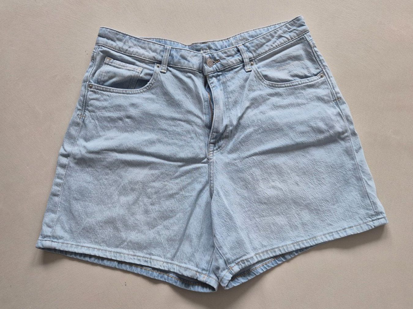 C&A Jeans: C&A Mom Shorts, hellblau, Grösse 44 – D'occasion à Wädenswil par frandzrh