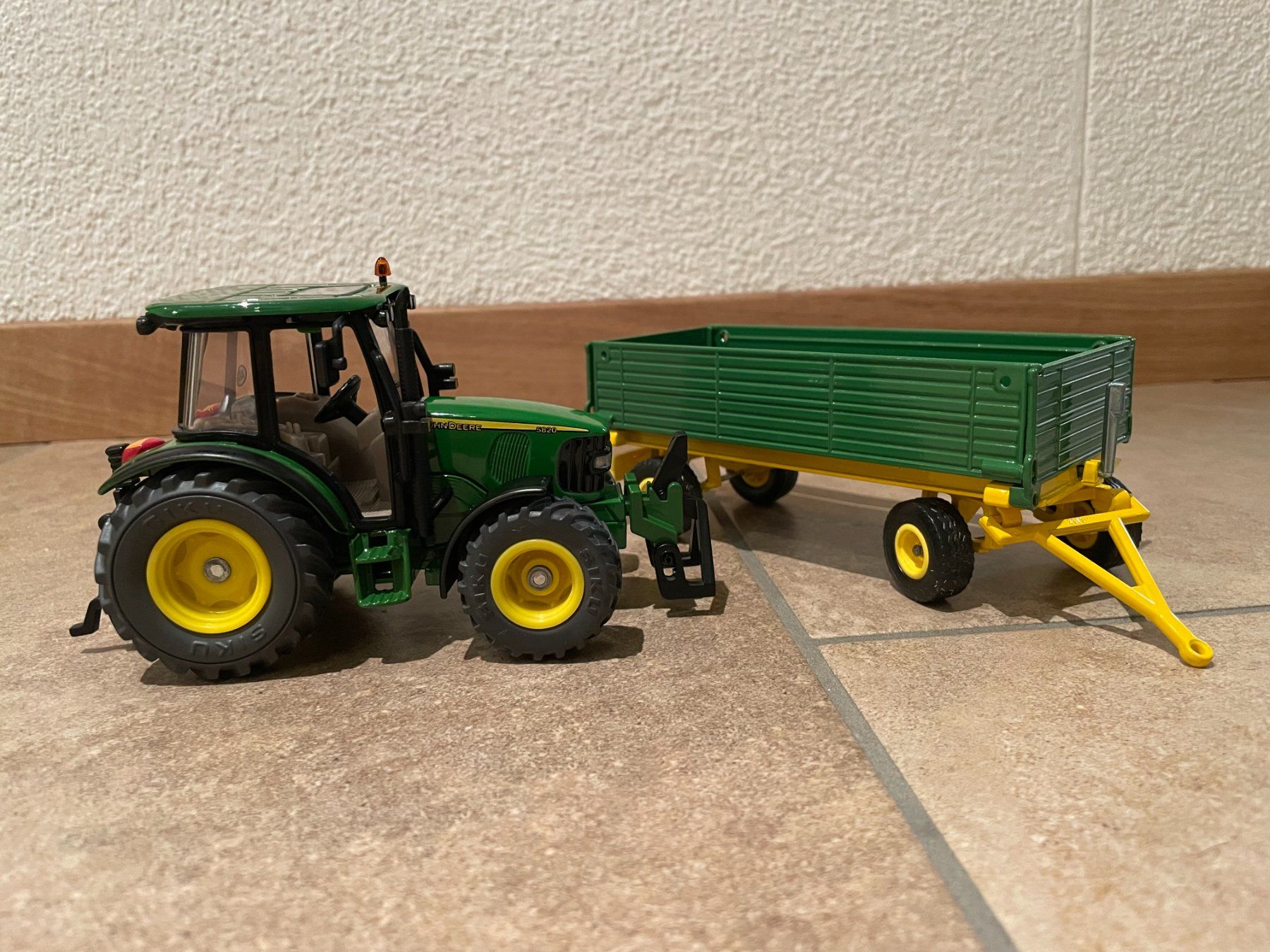 John Deere Trattori: SIKU John Deere 5820 mit Anhänger – Nuovo e nell'imballaggio originale da Kreuzlingen venduto da Stefan1150 2