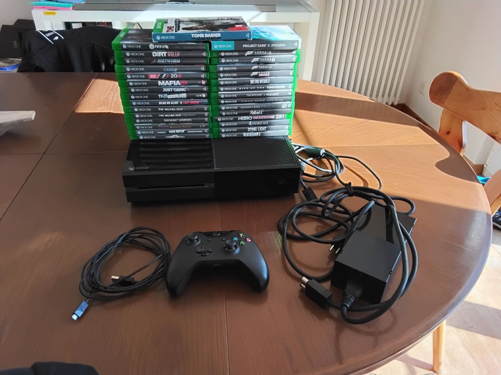 Microsoft Konsolen: Xbox One mit Controller und 31 neuwertigen Games – Gebraucht aus Hinteregg von S-Walder1186