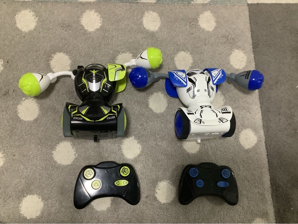 Giocattoli: Remote Control Fighting Robots/ Ferngesteuerte Kampfrobotter – Usato da Nänikon venduto da uselafuse