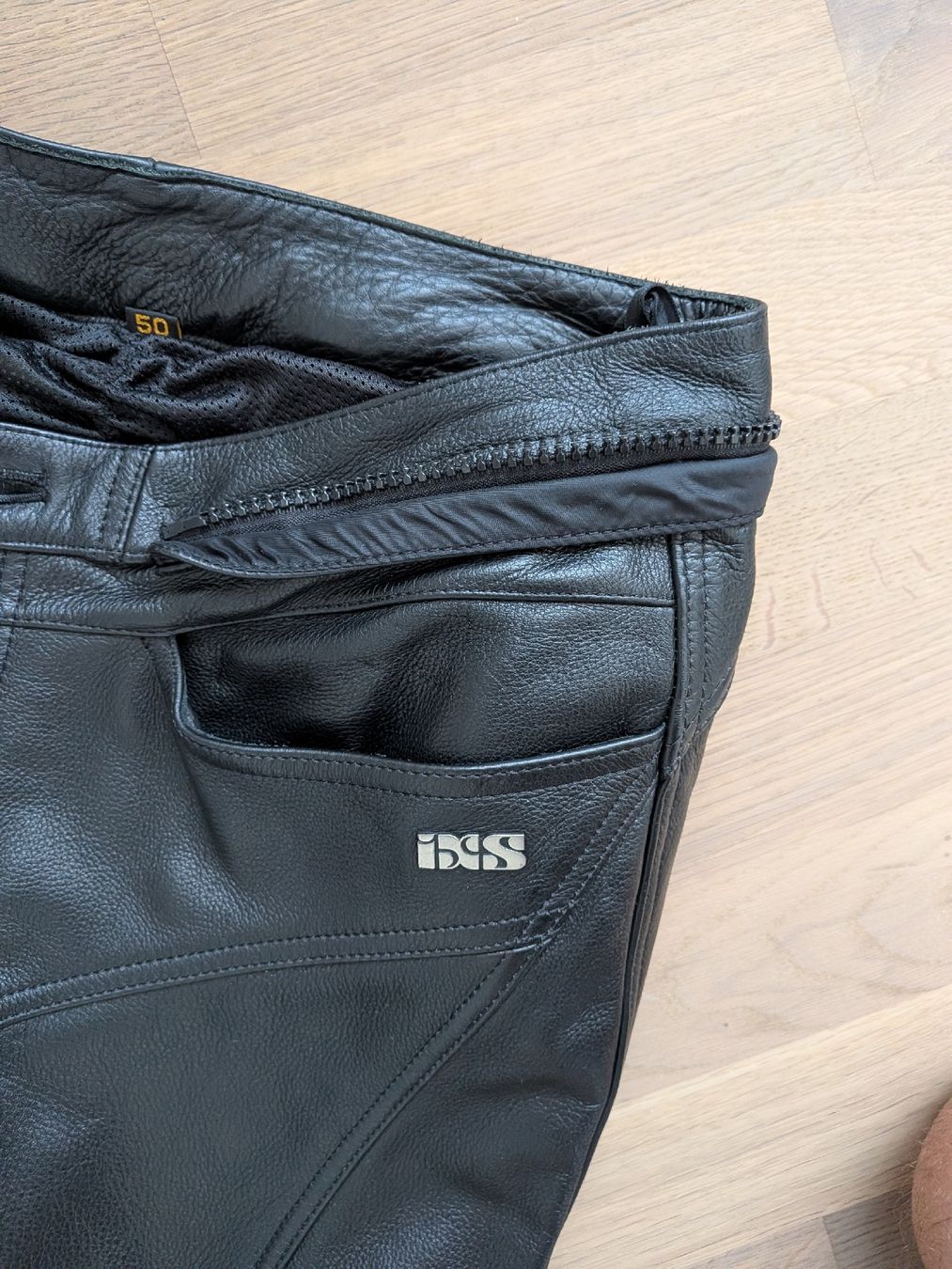 IXS Pantaloni: Motorrad Lederhose IXS – Nuovo (secondo la descrizione) da Reutigen venduto da Aprilia-0046 3