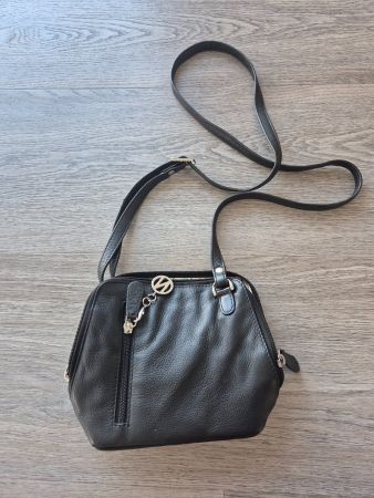 Schwarze Ledertasche von Monnieri, praktisch für den Sommer!