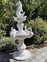 Eleganter Delfin-Gartenbrunnen aus Beton – maritimes Flair