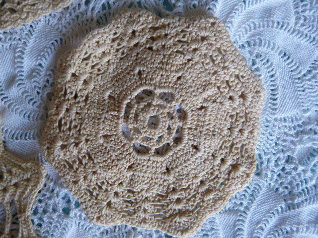 Altra biancheria da tavola: 7 Häkeldeckeli, beige, Handarbeit, Boho-Style – Usato da Nunningen venduto da Ave51 7