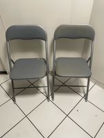 2 Klappstühle Metall grau Zustand akzeptabel