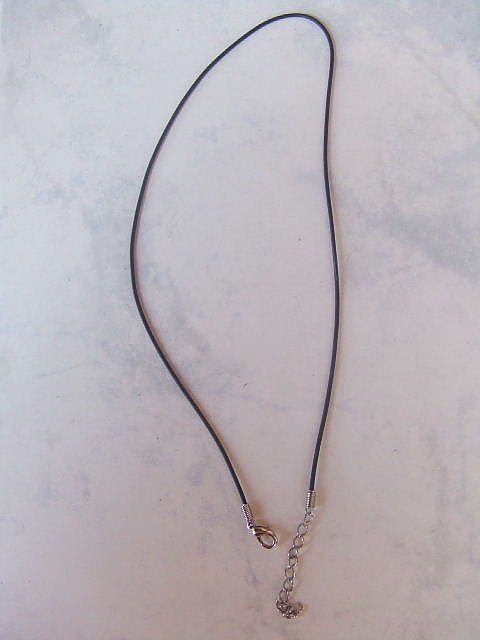 Catenine: Kette Kautschuk schwarz 2mm, 45cm lang – Nuovo (secondo la descrizione) da Alpnachstad venduto da perlengaby