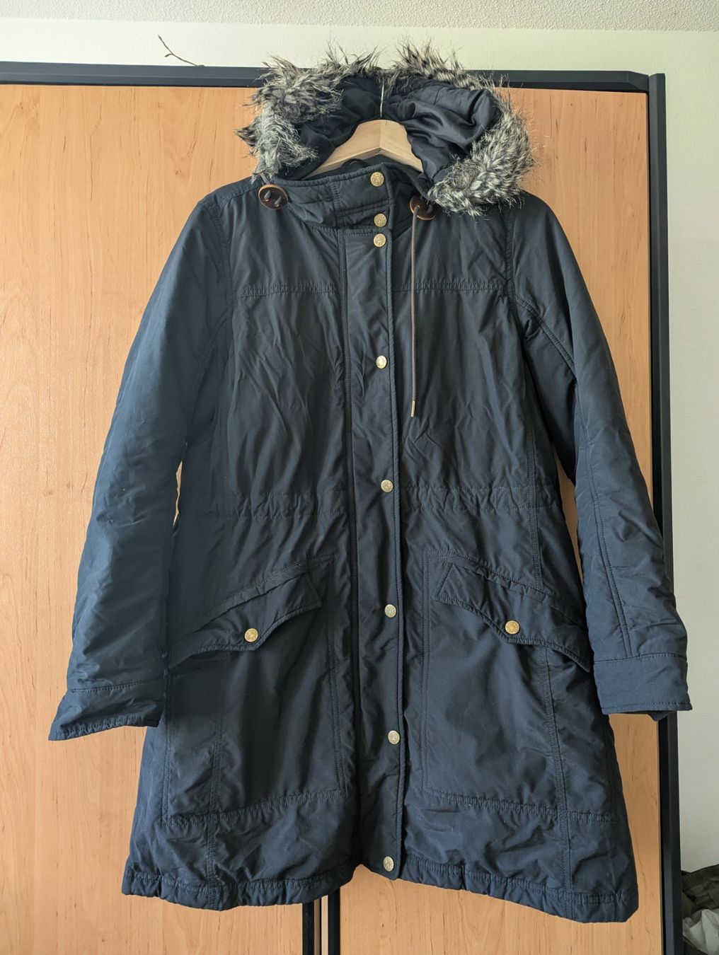 Cappotti: Wintermantel mit Kapuze, Gr. M/L, Schwarz – Usato da JONA venduto da gin_yl55