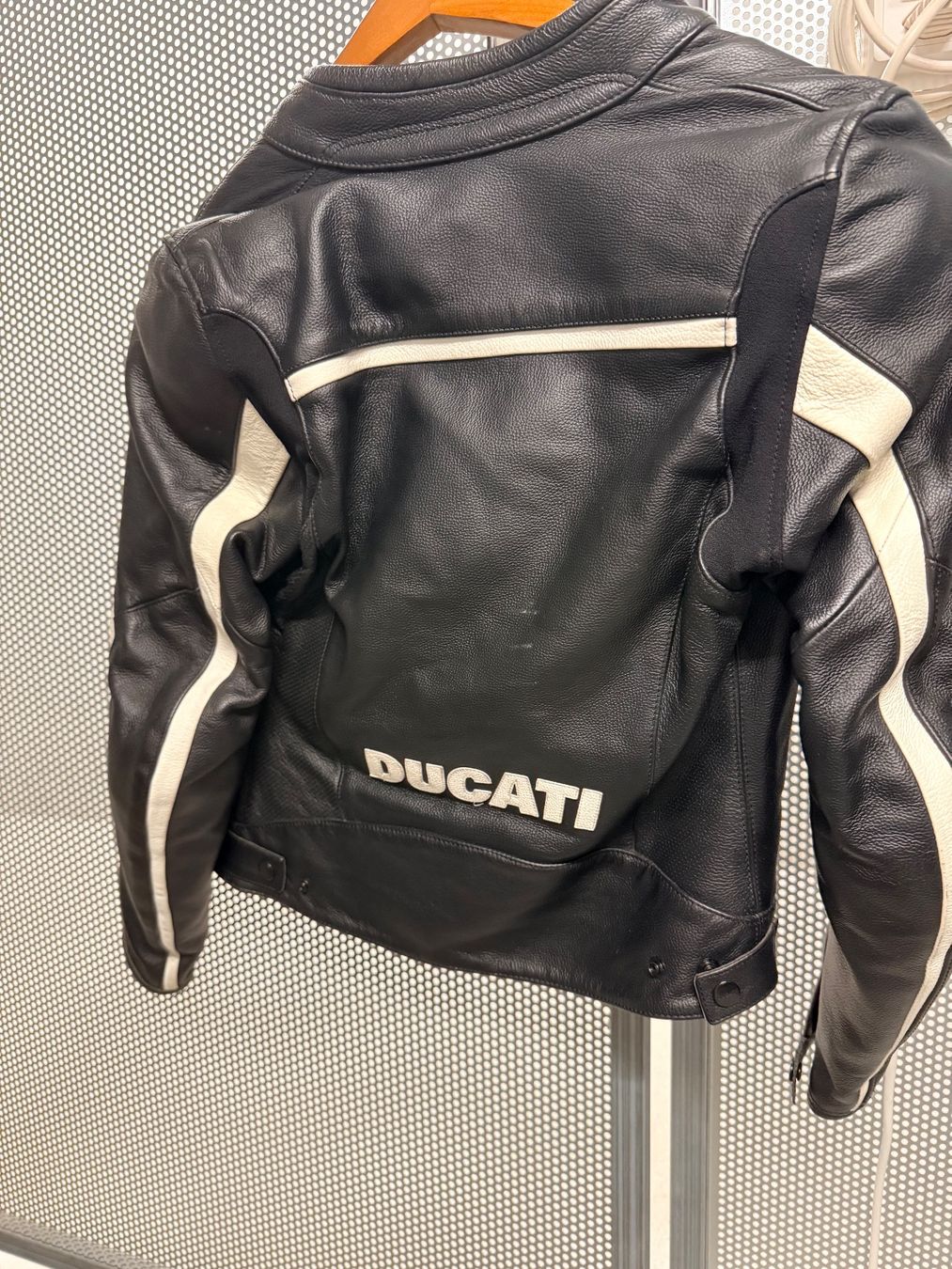 Ducati Giacche: Ducati Motorradjacke It Gr 40 (XS) – Usato da Uster venduto da Figarosmeow 1