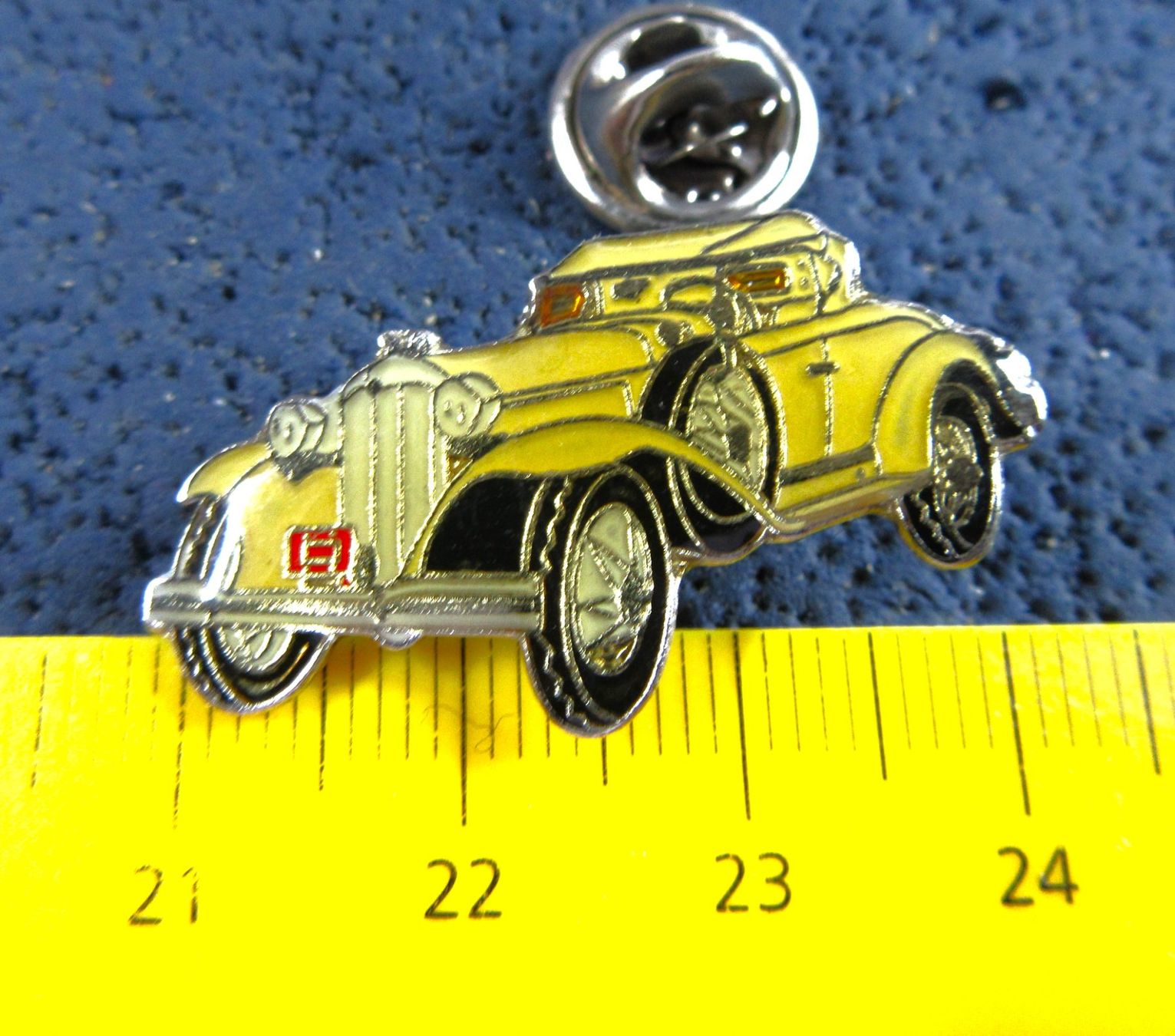 Plaketten & Abzeichen: OLDTIMER AUTO PIN GLASIERT – Gebraucht aus Ettingen von Hausi4711