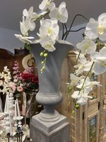 Exklusive Beton Optik Säule mit Pokalvase und Kunstorchideen