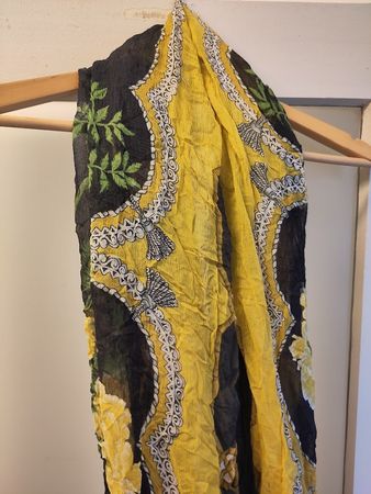 Langes Foulard mit Blumenmuster aus Pakistan (Marke Zaha)