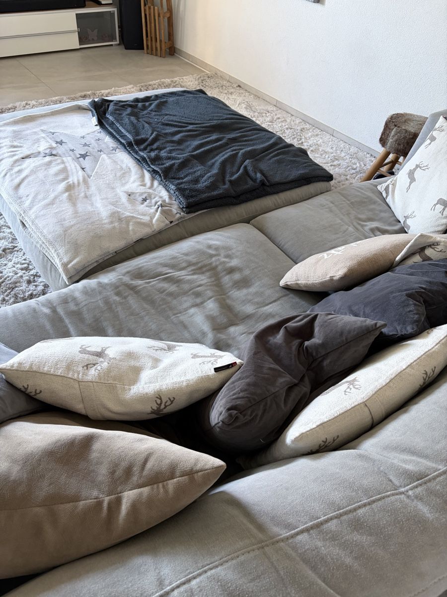 Livique Sofas: Sofa grau mit Hocker – D'occasion à Gempenach par Walalala 6