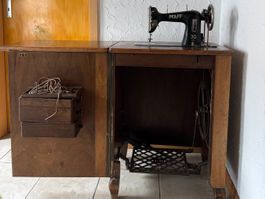 Nähmaschinentisch mit versenkbarer Nähmaschine Pfaff 30