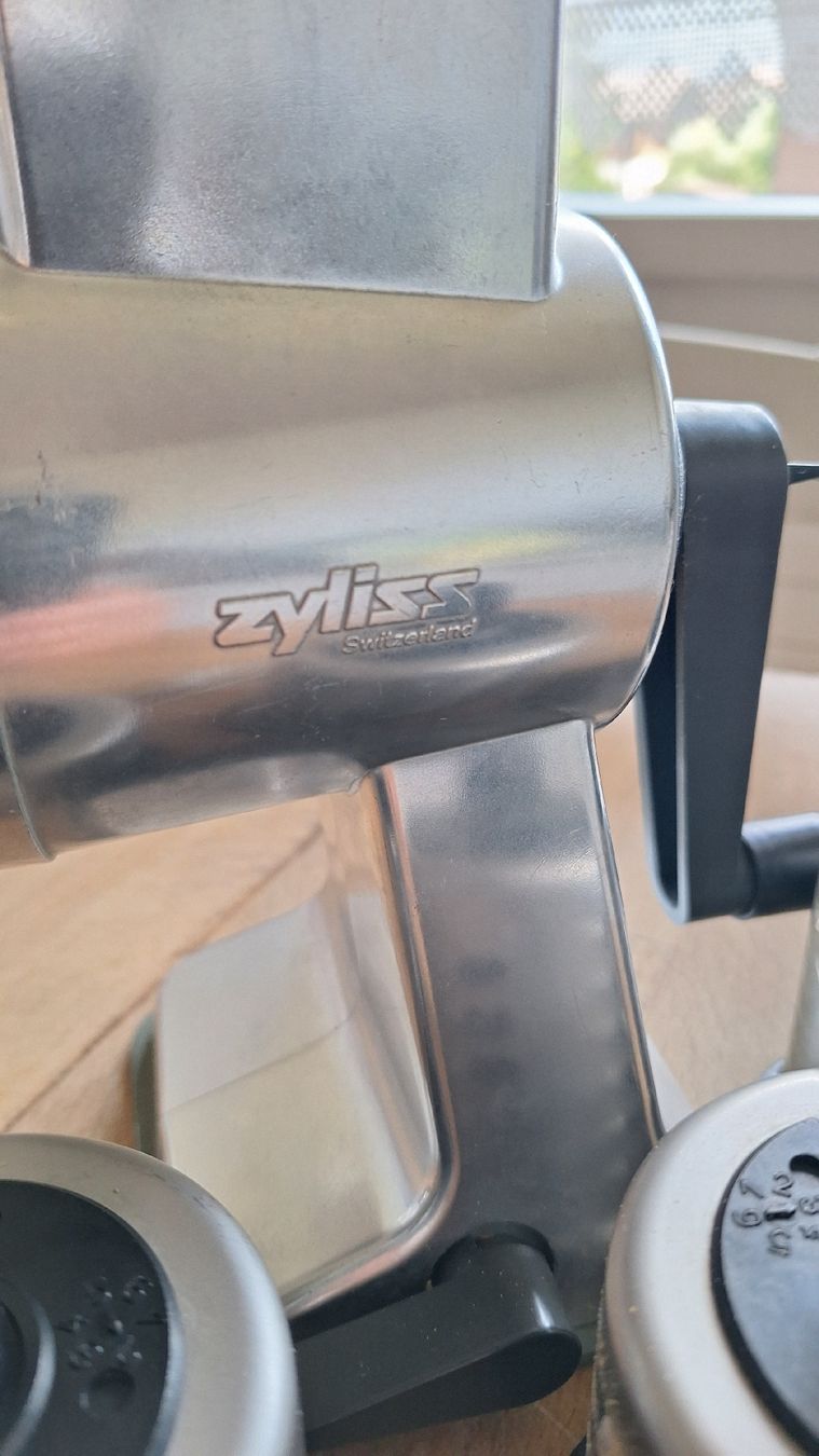Zyliss Appareils de cuisine: Zyliss Raffel mit 4 Einsätzen – D'occasion à Bönigen par saft195619 1