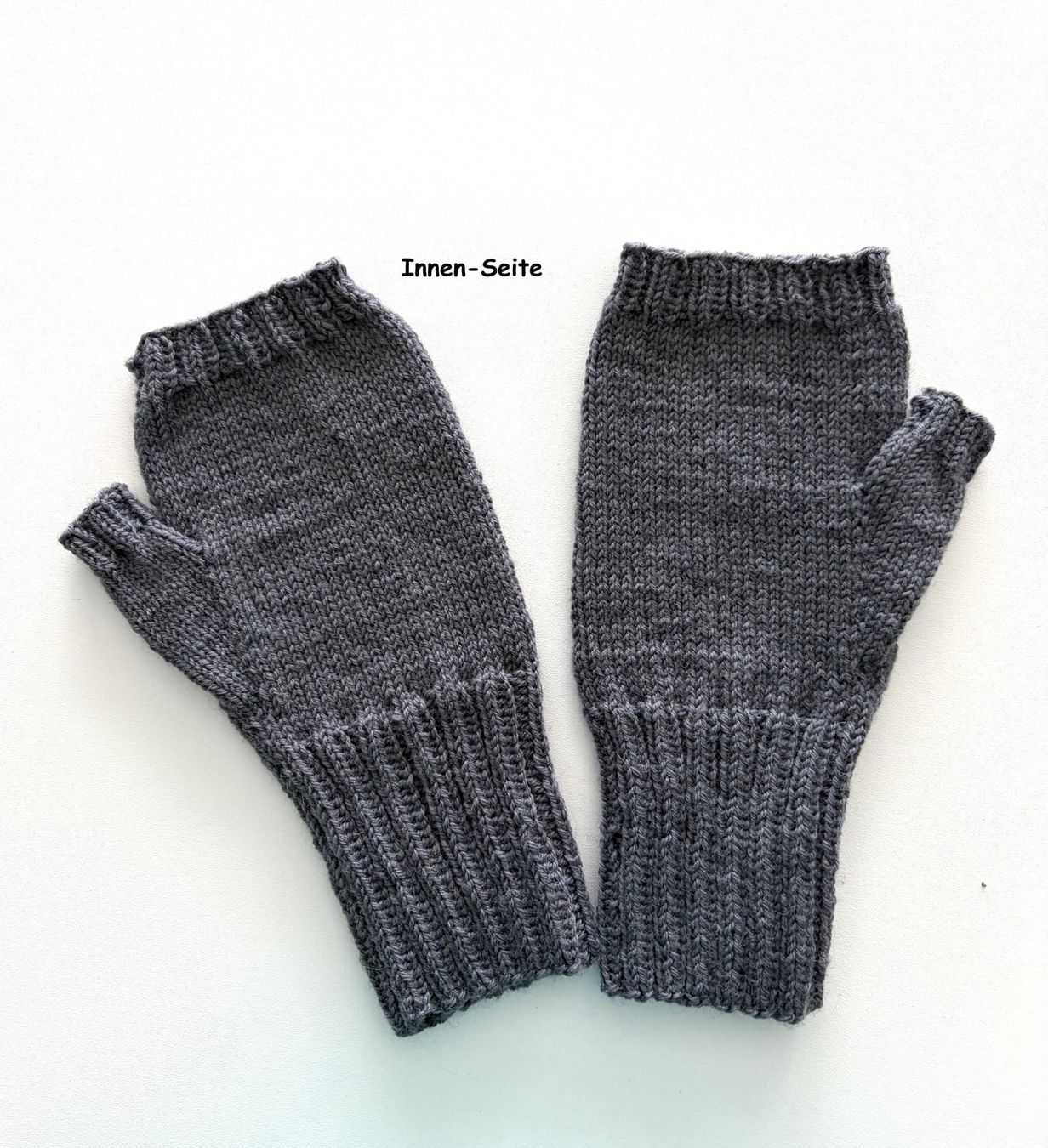 Guanti & manicotti: Handschuhe grau, fingerfrei und handgestrickt – Nuovo e nell'imballaggio originale da Täuffelen venduto da sohalt 1